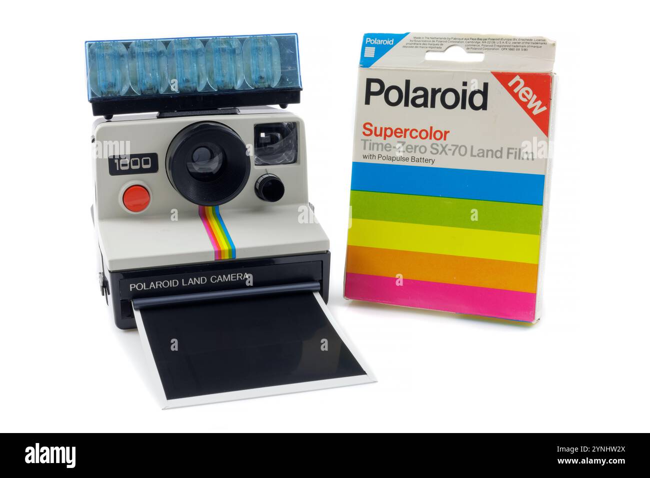 Dieren, Niederlande - 27. Oktober 2023: Alte Polaroid Sofortbildkamera mit Blitz und Fotopaket vor weißem Hintergrund in Dieren, Stockfoto