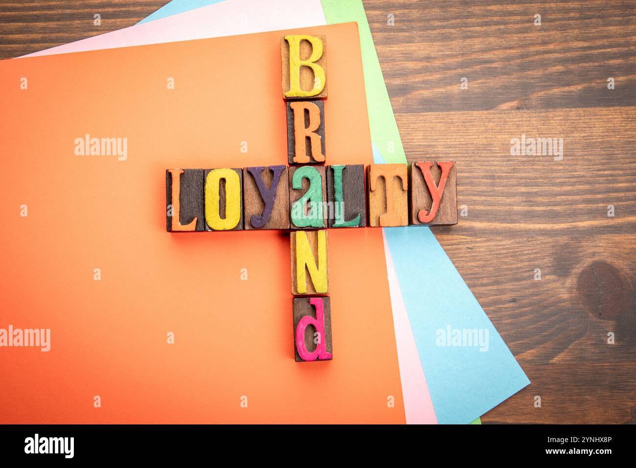 Markentreue. Wörter aus den Buchstaben des Alphabets. Kreuzworträtsel mit Holzwürfeln. Stockfoto