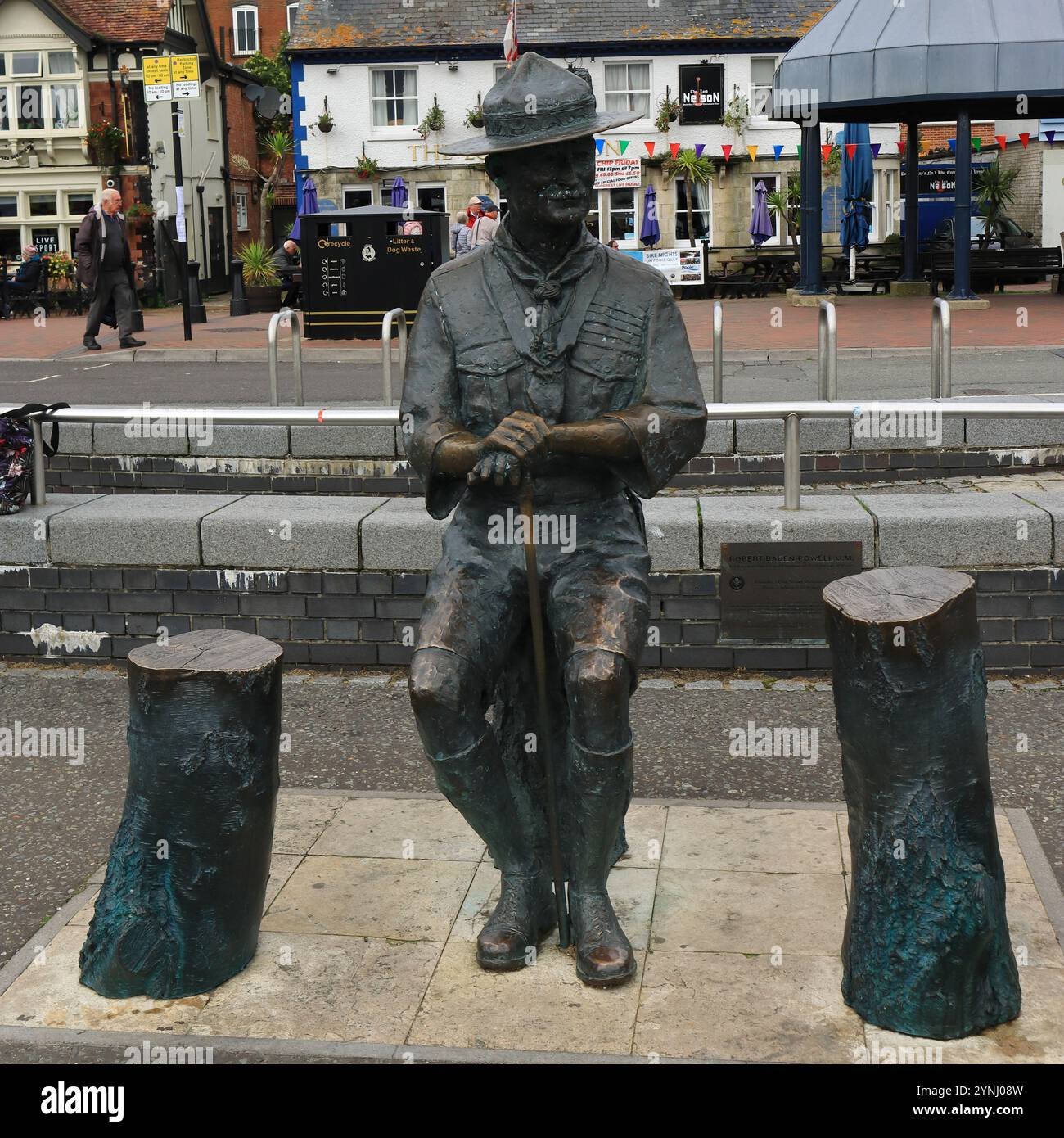 Poole, Dorset, England. Oktober 2024. Farbansicht, quadratischer Rahmen, Statue des sitzenden Robert Baden-Powell, Gründer der Pfadfinderbewegung. Stockfoto