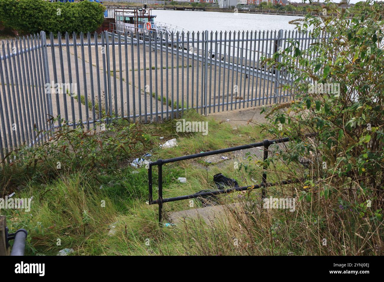 Poole, Dorset, England. Oktober 2024. Entsorgte Müll auf einem Grasbereich neben der Poole Bridge. Müll, Müll, Müll, Fußabdrücke des Menschen. Stockfoto