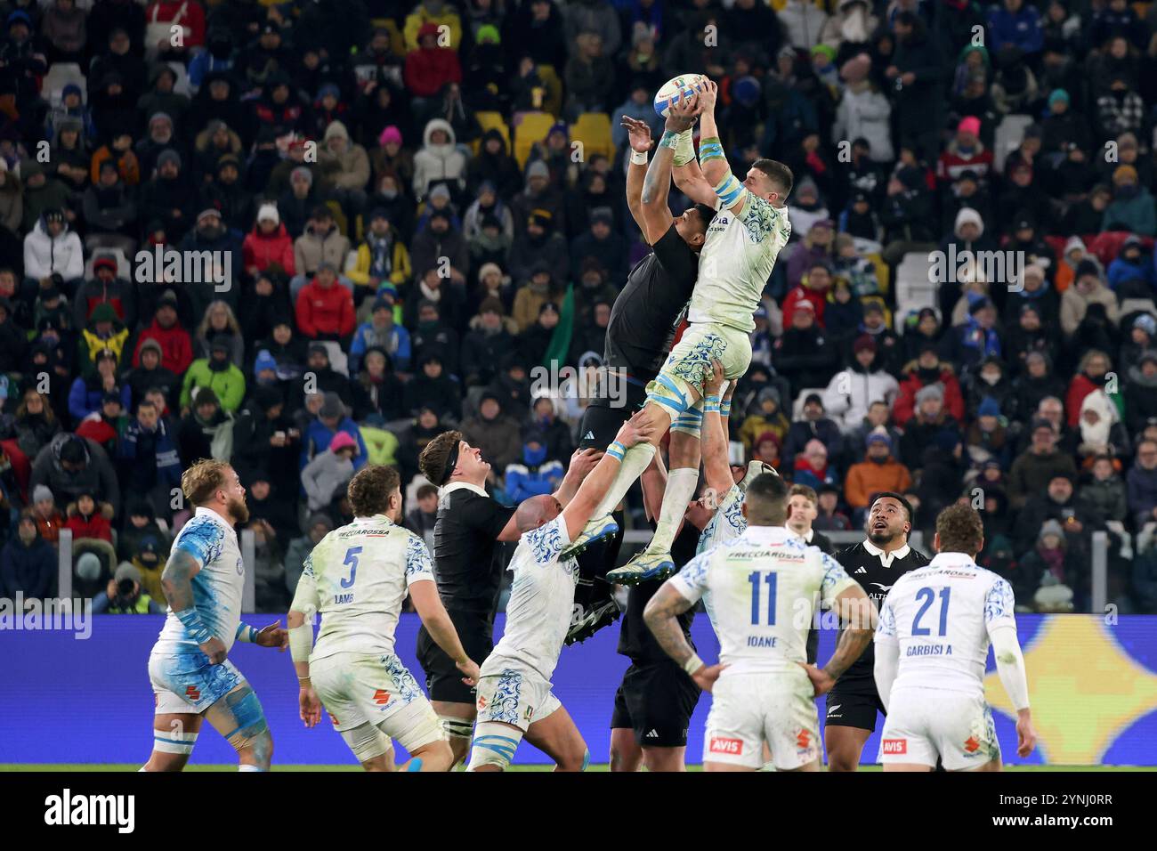 Sebastian Negri (Italien) plaudert den Ball während eines touche während des Rugbyspiels Italy vs New Zealand, Autumn Nations Series in Turin, Italien, 23. November 2024 Stockfoto