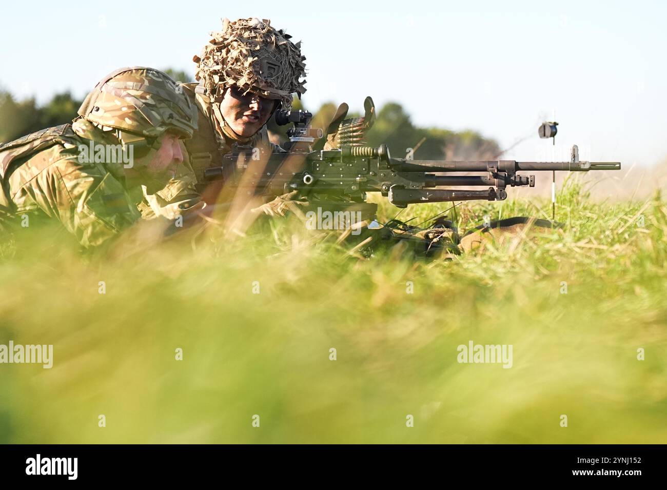 Der Prince of Wales, Colonel of the Walisbury Guards (links), mit einem General-Purpose Machine Guards (GPMG) während eines Besuchs beim 1st Battalion Walisbury Plain, Wiltshire, um zu erfahren, wie sie vom zeremoniellen Dienst zurück zur Field Army übergegangen sind. Bilddatum: Dienstag, 26. November 2024. Stockfoto