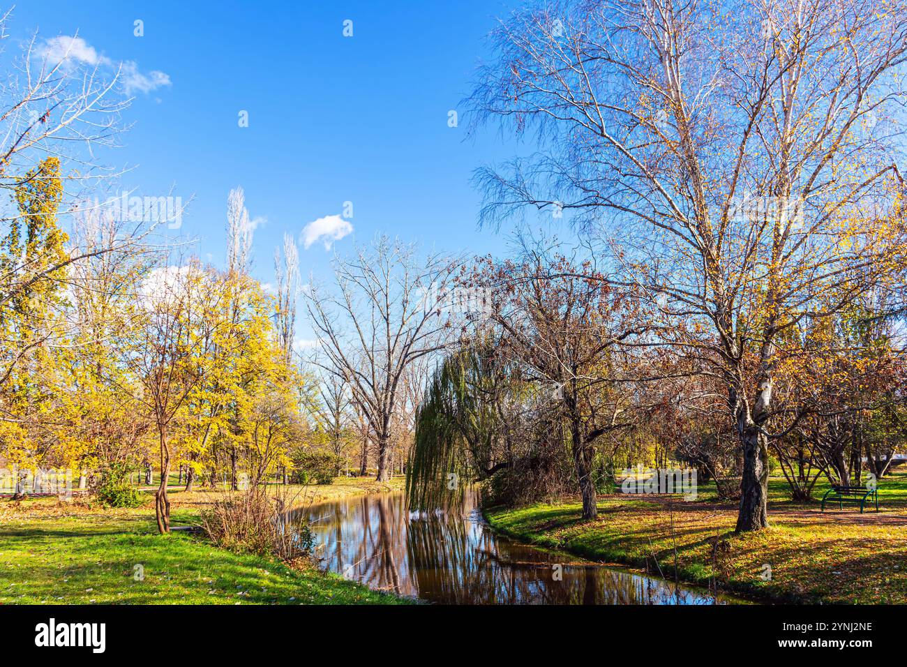 Ein sonniger Herbsttag im Stadtpark von Skopje Stockfoto