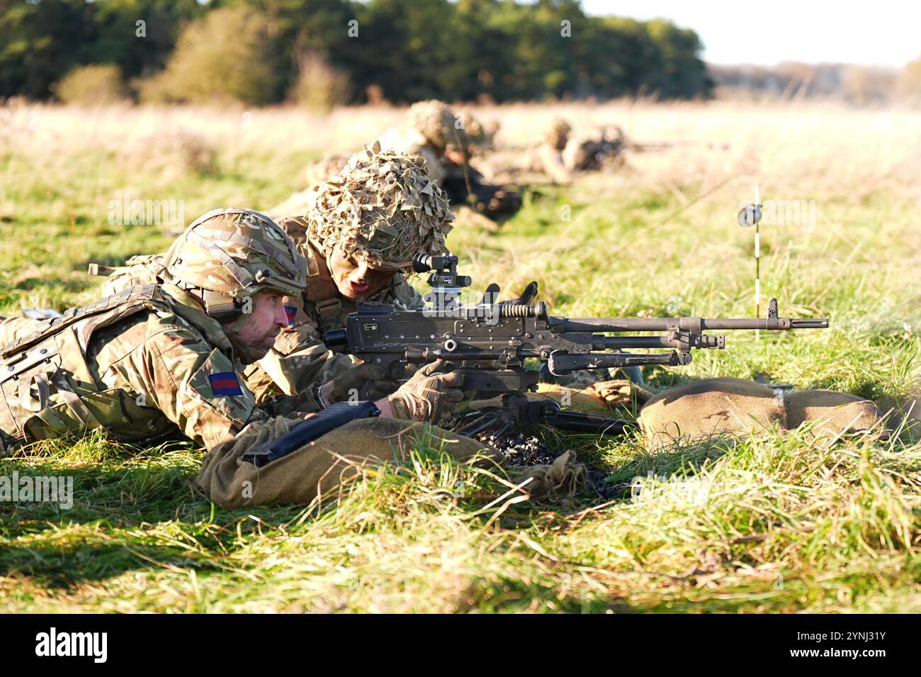 Der Prince of Wales, Colonel of the Walisbury Guards (links), mit einem General-Purpose Machine Guards (GPMG) während eines Besuchs beim 1st Battalion Walisbury Plain, Wiltshire, um zu erfahren, wie sie vom zeremoniellen Dienst zurück zur Field Army übergegangen sind. Bilddatum: Dienstag, 26. November 2024. Stockfoto