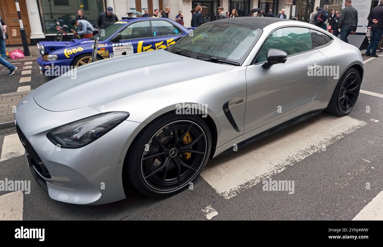 Dreiviertel Vorderansicht des neuen Mercedes AMG Coupés Silver, 2024, ausgestellt in der Pall Mall, während des St. James Motoring Spectacular 2024 Stockfoto