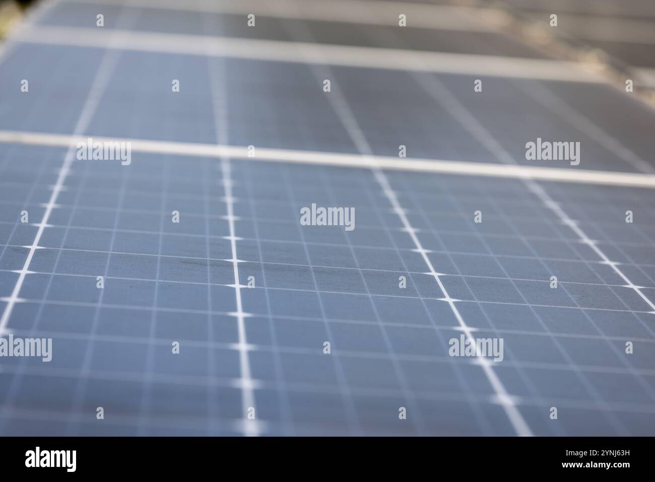 Nahaufnahme der Oberfläche des Solarmoduls in der Installation erneuerbarer Energien Stockfoto