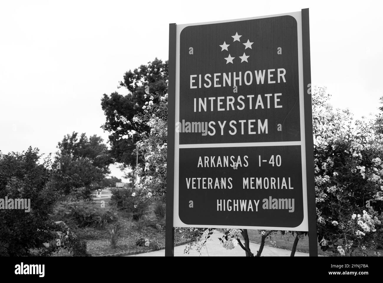 Das legendäre Eisenhower Interstate System in Arkansas, USA, markiert die Rolle des Bundesstaates im nationalen Autobahnnetz. Stockfoto