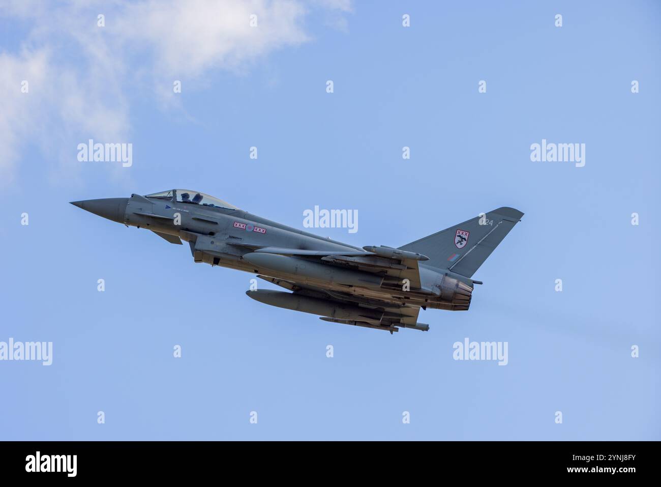 Ein Eurofighter-Taifun schwebt durch den Himmel und steht für modernste Luftfahrttechnik und militärische Stärke. Bekannt für seine Agilität, Advan Stockfoto