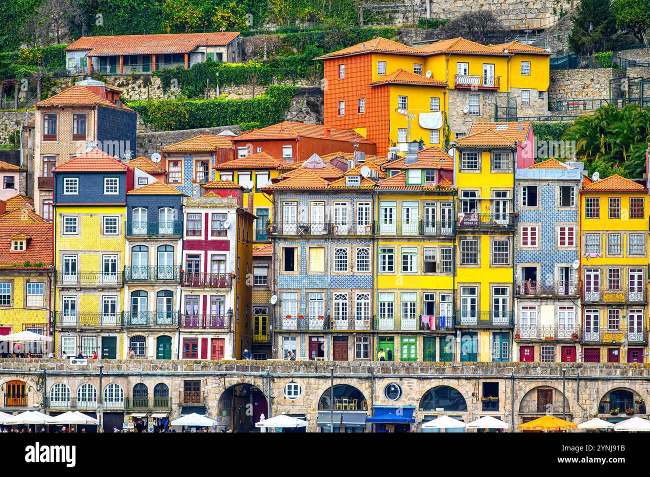 Porto, Portugal - 17. Juli 2024: Wohnviertel mit pastellfarbenen Gebäuden und der Architektur von Häusern im berühmten Wahrzeichen. Stockfoto