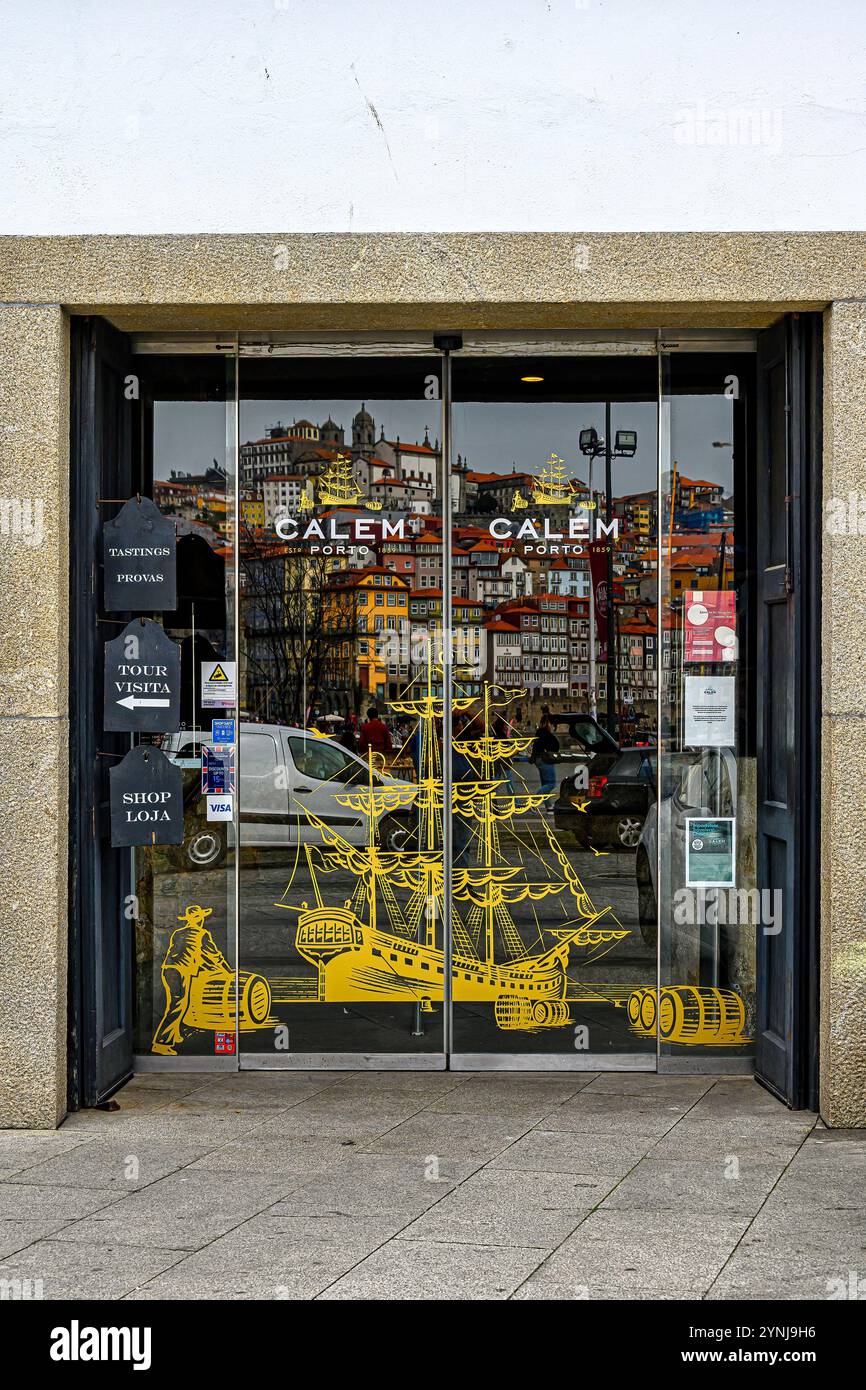 Porto, Portugal - 17. Juli 2024: Eingangstür des Weinkellers namens Calem, mit dem Stadtbild auf der Glasoberfläche. Stockfoto