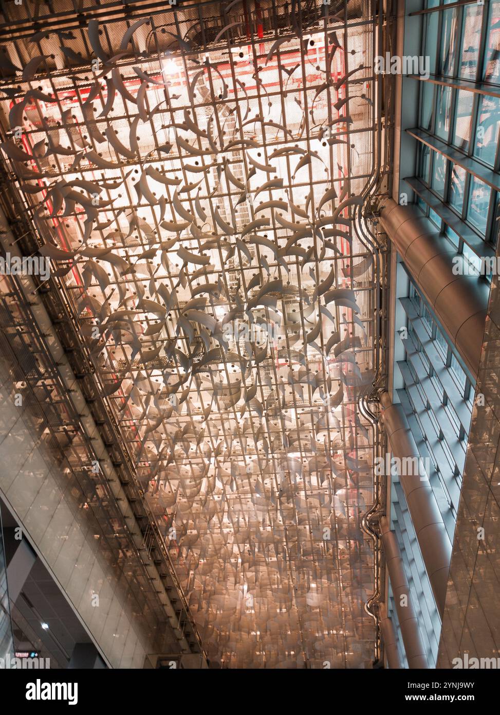 Kompliziertes modernes Deckendesign mit abstrakten Mustern und metallischen Elementen in einem zeitgenössischen architektonischen Raum Stockfoto