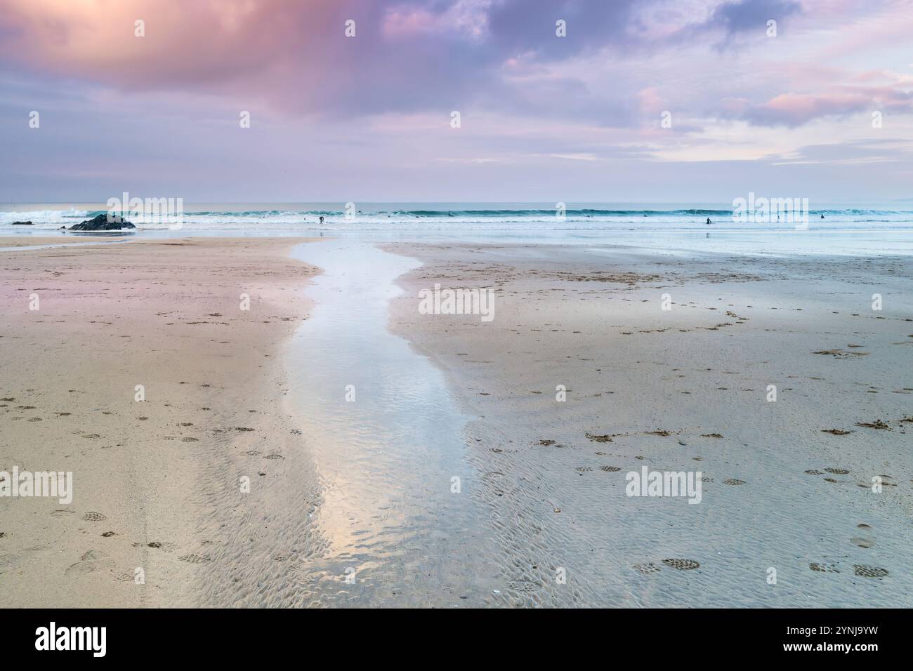 Pastellfarbener Himmel über Ebbe am GT Western Beach an der Küste von Newquay in Cornwall in Großbritannien. Stockfoto