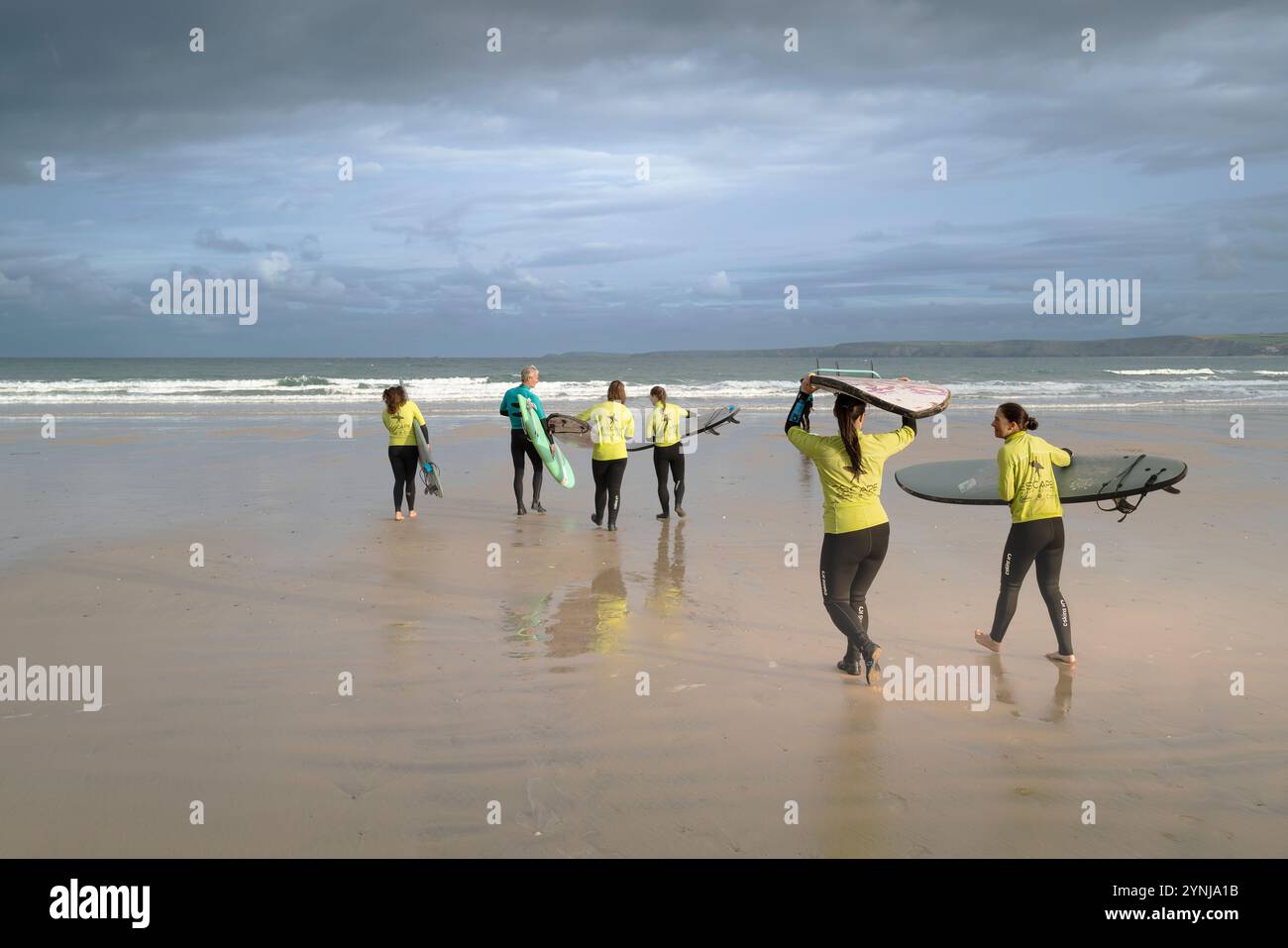 Ein Surflehrer der Escape Surf School mit seinen Surfanfängern am Anfang einer Surfstunde am Towan Beach in Newquay in Cornw Stockfoto