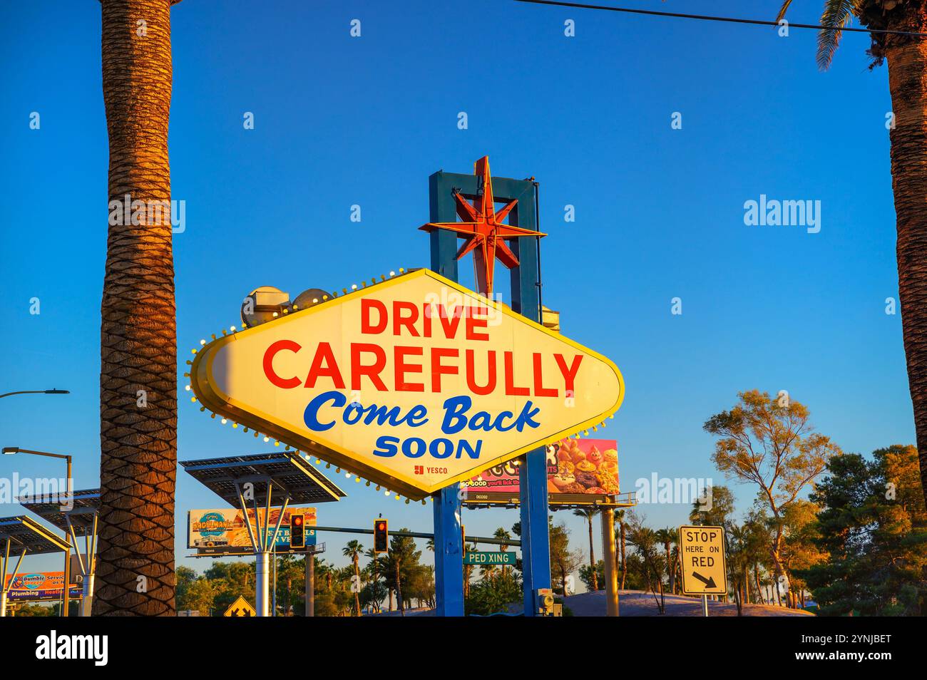 Fahren Sie vorsichtig Las Vegas Schild bei Sonnenuntergang Stockfoto