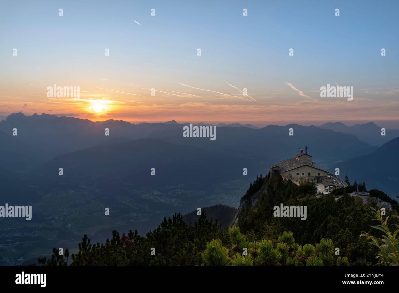 Sonnenuntergang über dem Kehlsteinhaus auf dem Kehlstein, Berchtesgaden, Hitler bekam das Kehlsteinhaus zu seinem 50. Geburtstag geschenkt, heute ist Stockfoto