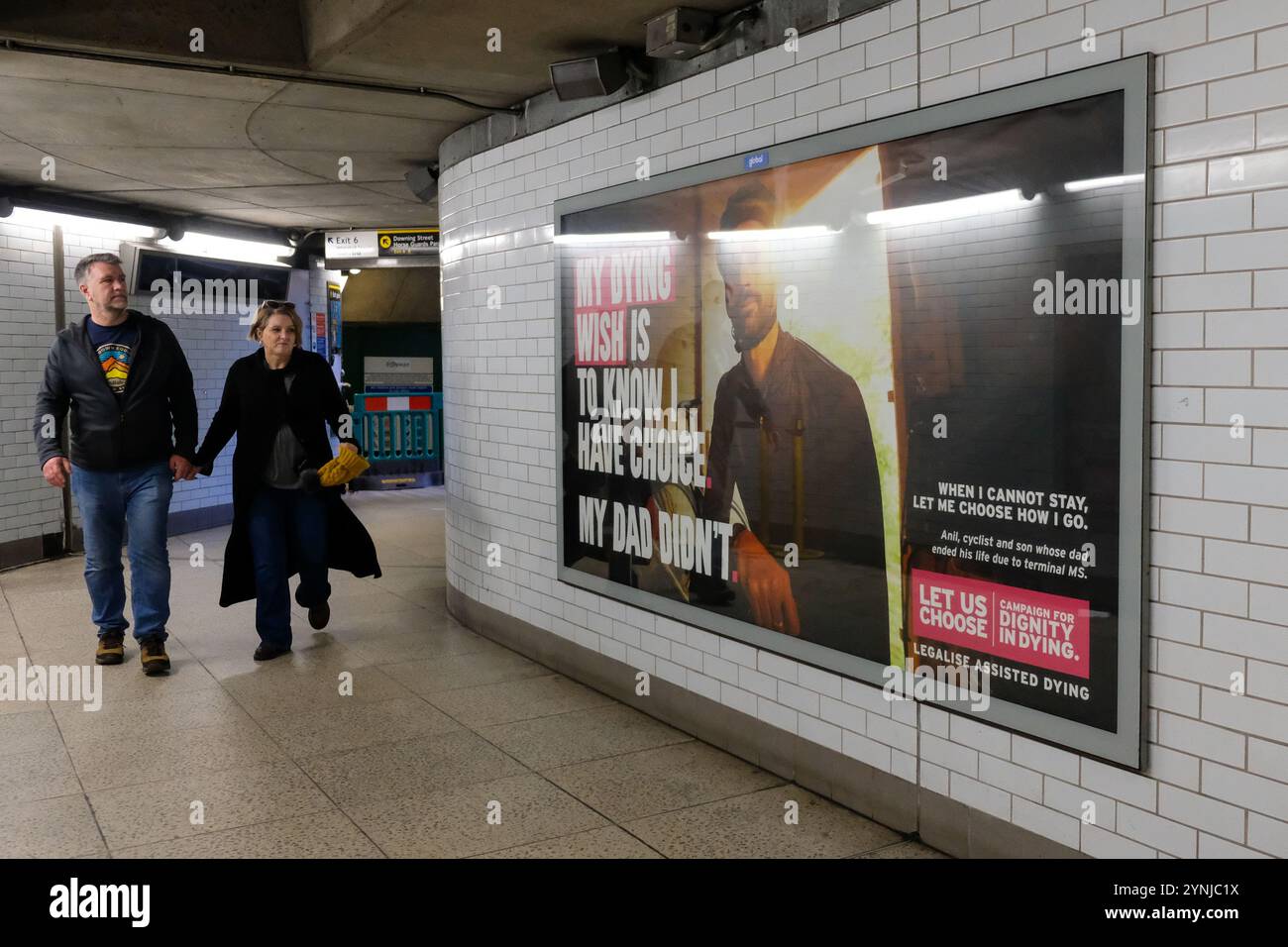 London, Großbritannien. November 2024. Die Plakate der Kampagne „würde im Sterben“ sind in der U-Bahnstation Westminster vor der Abstimmung des „Assisted Dying Bill“ im Parlament am Freitag zu sehen. Quelle: Eleventh Photography/Alamy Live News Stockfoto