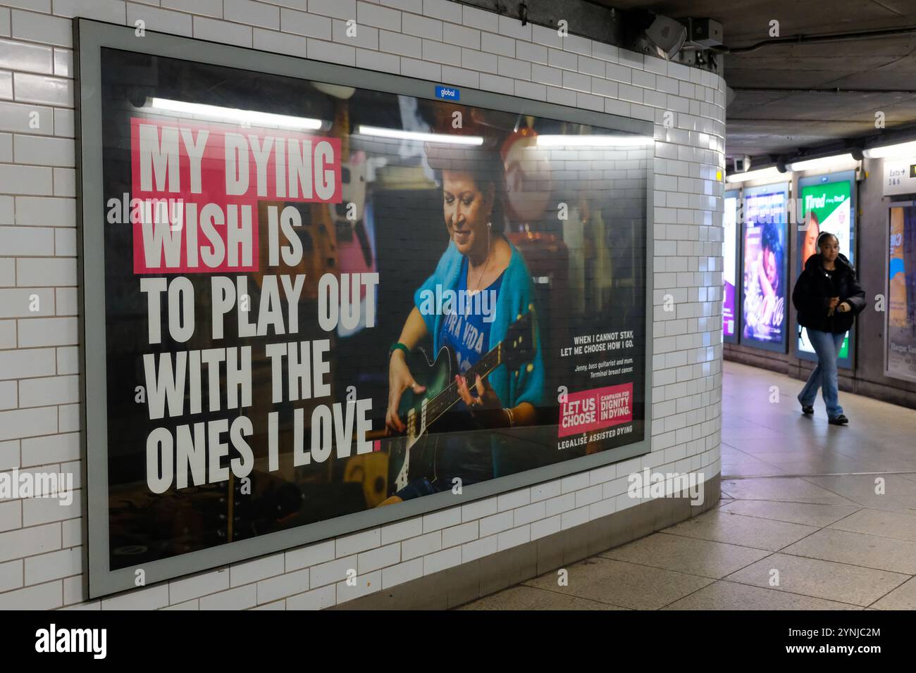 London, Großbritannien. November 2024. Die Plakate der Kampagne „würde im Sterben“ sind in der U-Bahnstation Westminster vor der Abstimmung des „Assisted Dying Bill“ im Parlament am Freitag zu sehen. Quelle: Eleventh Photography/Alamy Live News Stockfoto