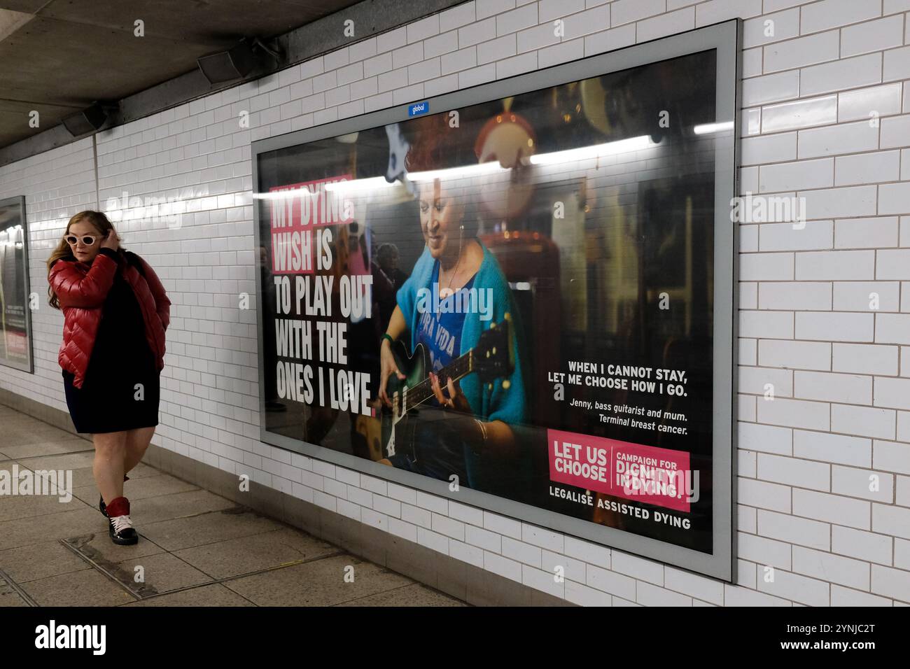 London, Großbritannien. November 2024. Die Plakate der Kampagne „würde im Sterben“ sind in der U-Bahnstation Westminster vor der Abstimmung des „Assisted Dying Bill“ im Parlament am Freitag zu sehen. Quelle: Eleventh Photography/Alamy Live News Stockfoto