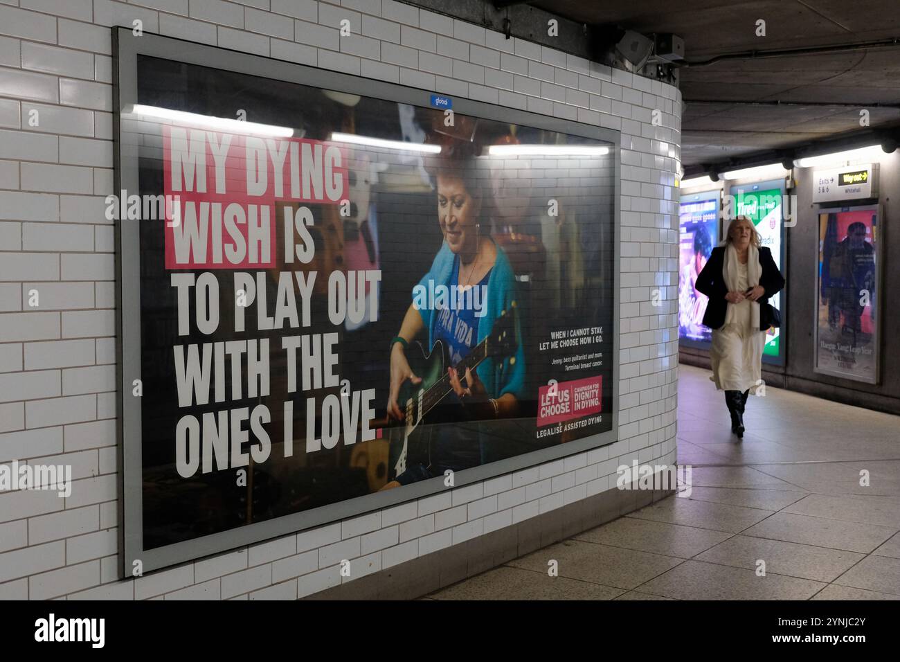 London, Großbritannien. November 2024. Die Plakate der Kampagne „würde im Sterben“ sind in der U-Bahnstation Westminster vor der Abstimmung des „Assisted Dying Bill“ im Parlament am Freitag zu sehen. Quelle: Eleventh Photography/Alamy Live News Stockfoto