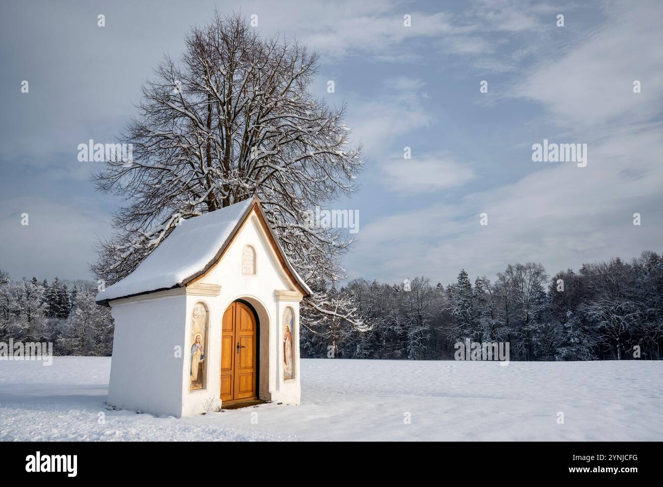 Kapelle zwischen Abtsdorf und Steinbrünning in der Gemeinde Saaldorf, Pfarrei Saaldorf, Bayern, Deutschlandim Winter Stockfoto