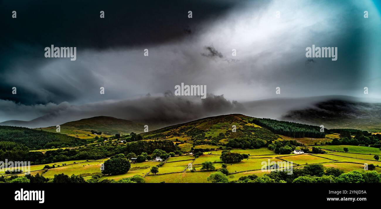 Dramatischer Himmel in den Mourne Mountains in Nordirland, Großbritannien Stockfoto