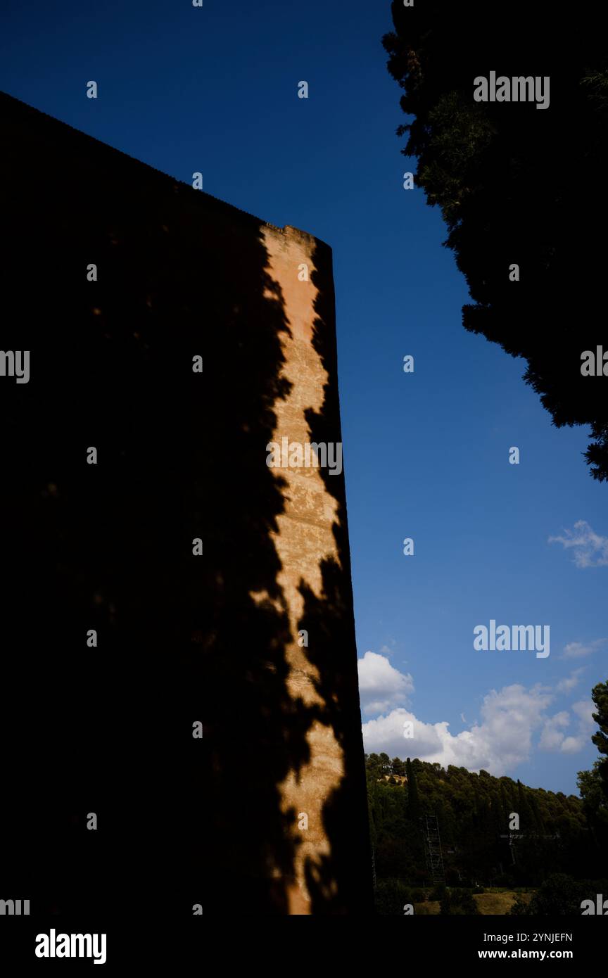 Schatten spielen gegen eine sonnendurchflutete Wand in der Alhambra von Granada Stockfoto