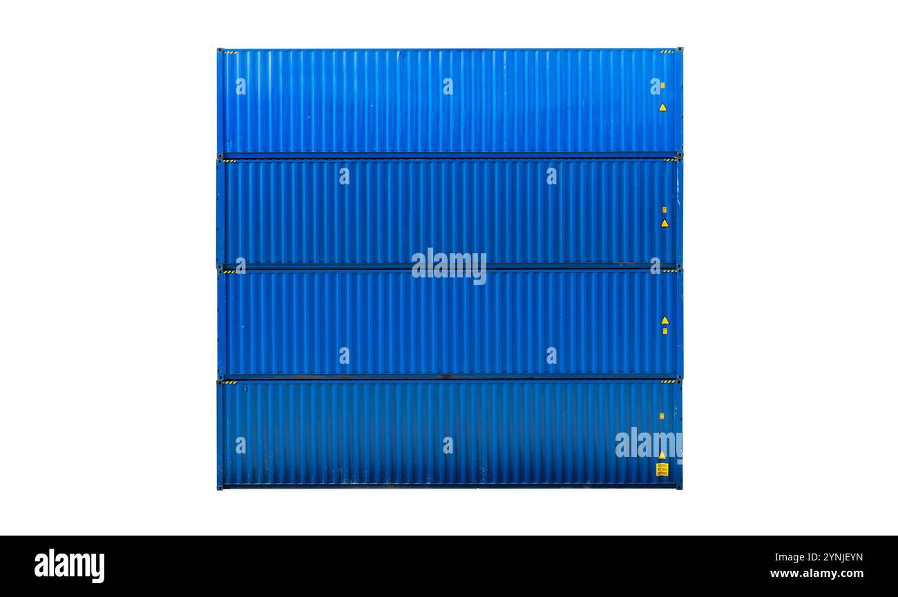 Gestapelte blaue Standardcontainer isoliert auf weißem Hintergrund, Seitenansicht. Moderne industrielle Transportgeräte Stockfoto