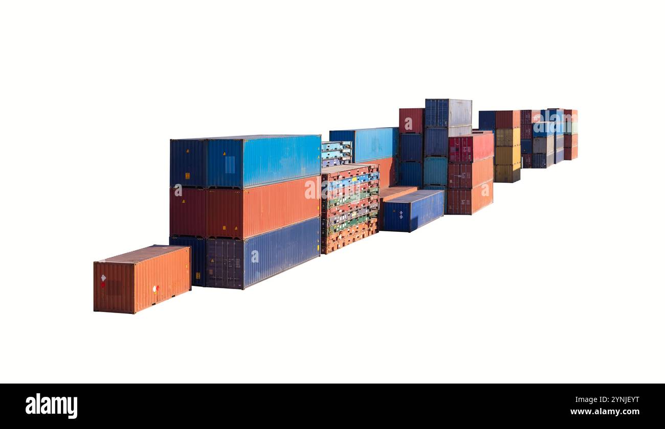 Gestapelte Frachtcontainer isoliert auf weißem Hintergrund Stockfoto