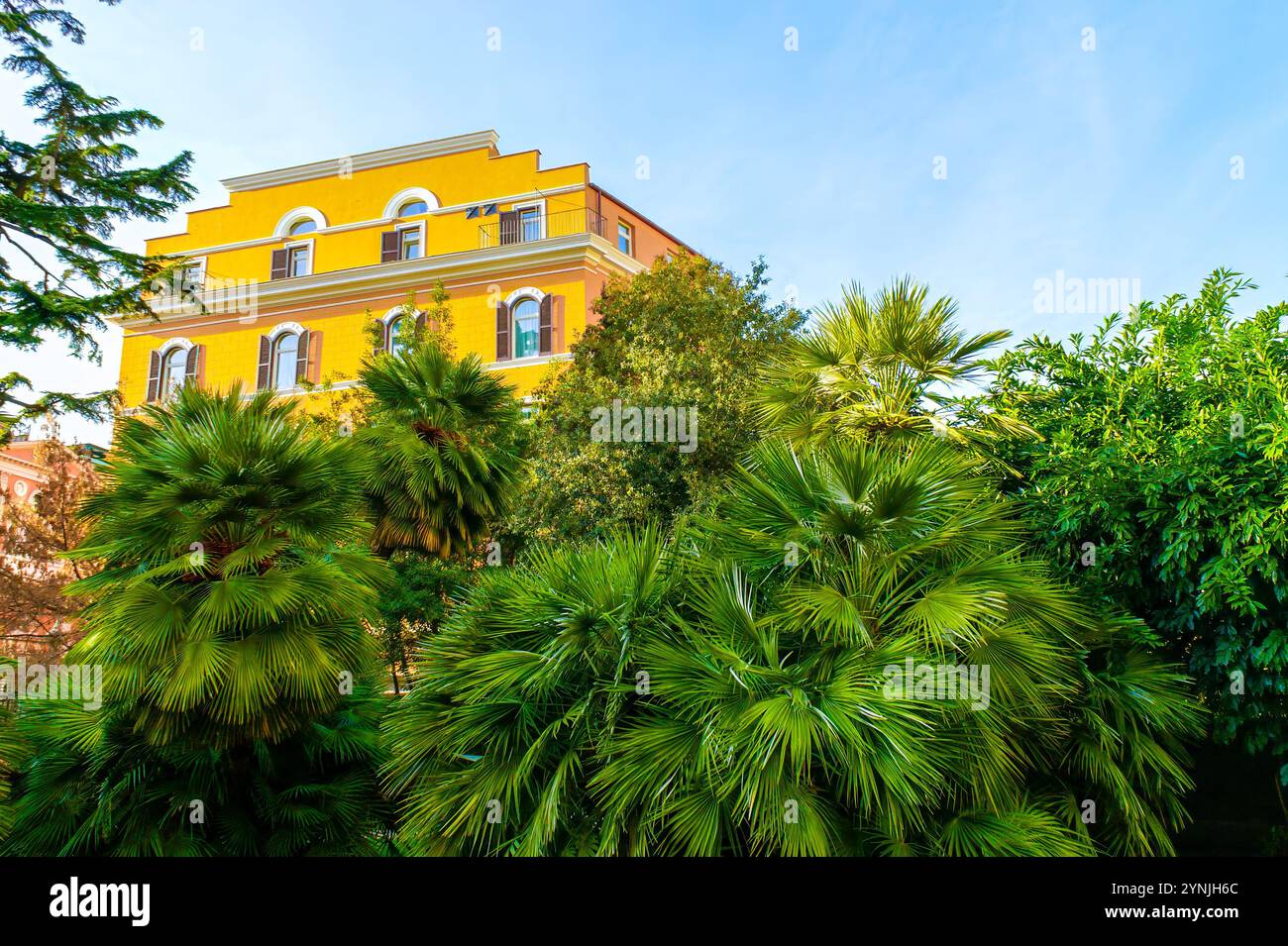 Der Blick auf das historische Stadthaus durch das Grün der Gärten des Barberini Palastes in Rom, Italien Stockfoto