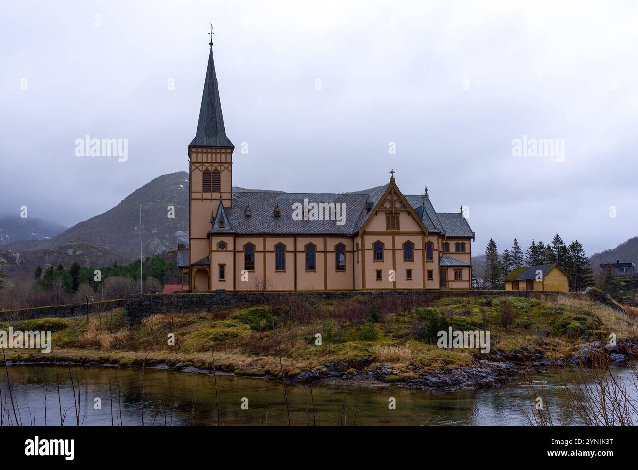 Vagan Church, auch Lofoten Cathedral genannt, im Dorf Kabelvag, Lofoten Islands, Nordland, Norwegen an einem bewölkten und regnerischen Herbsttag Stockfoto