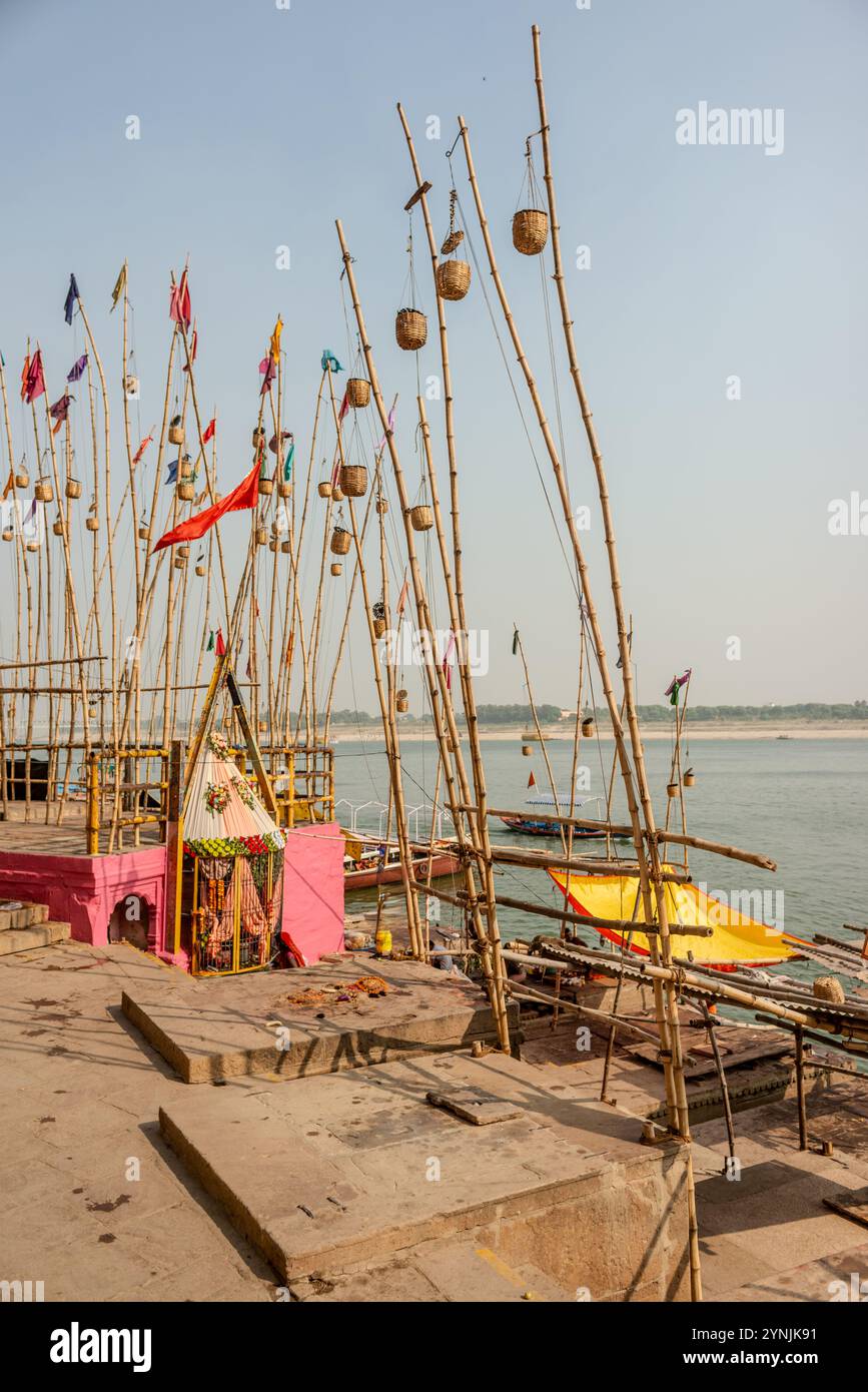 Varanasi auch Benares, Banaras, Kashi ist eine Stadt am Ganges Fluss in Nordindien, die einen zentralen Platz in den Traditionen der Pilgerfahrt, des Todes hat Stockfoto