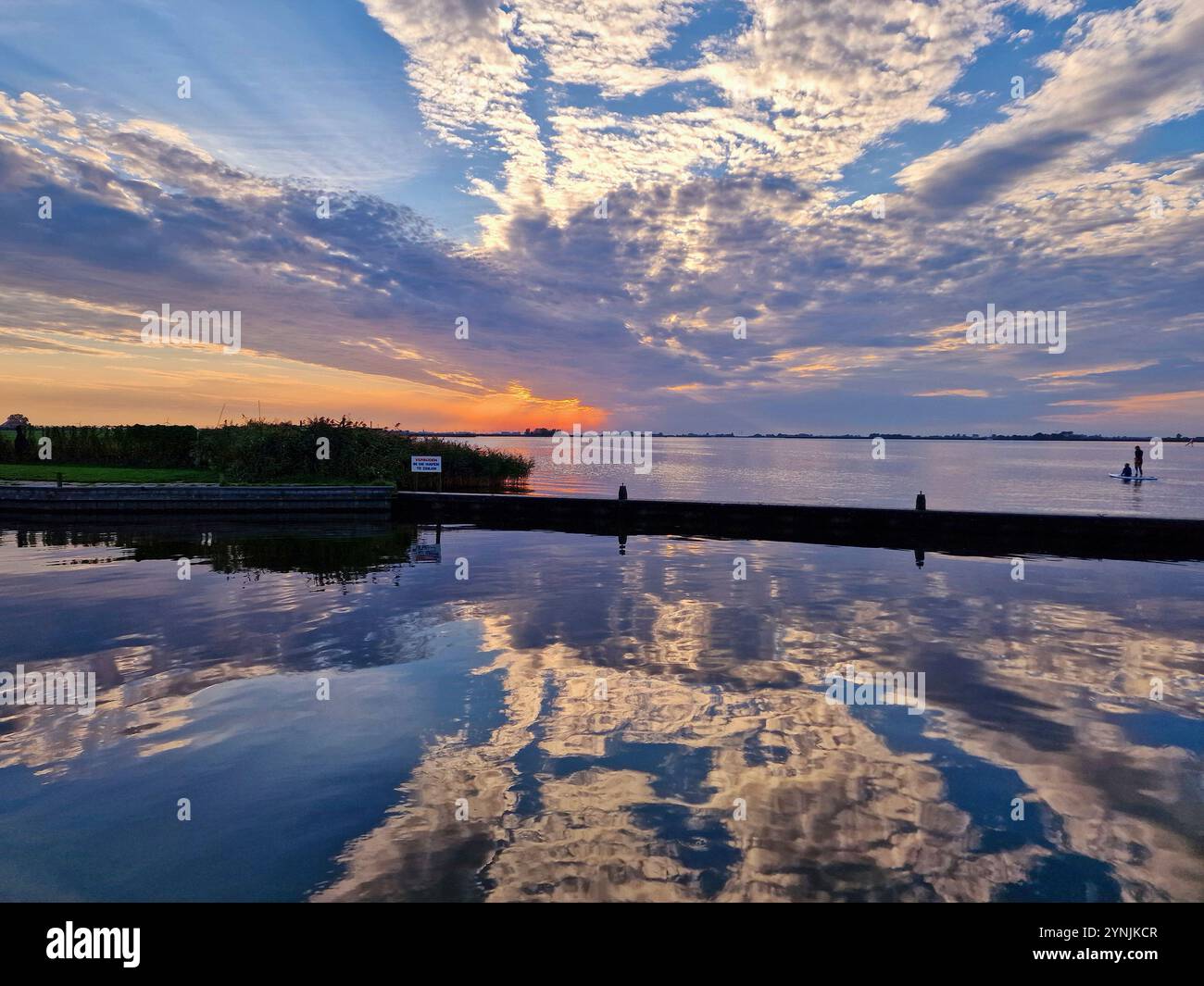 Sonnenuntergang über dem niederländischen See Aldegeaster Brekken, Friesland, Niederlande Stockfoto