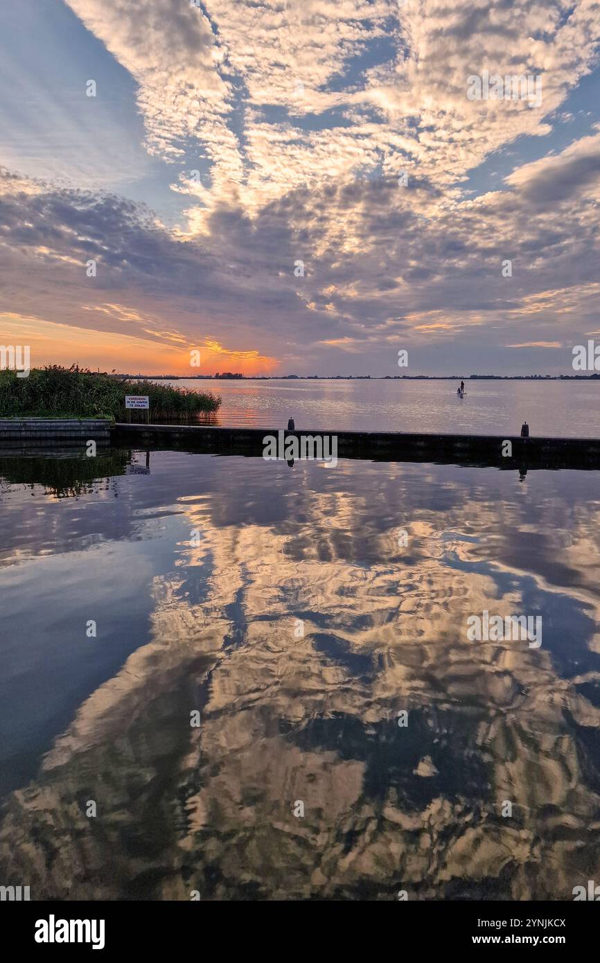 Sonnenuntergang über dem niederländischen See Aldegeaster Brekken, Friesland, Niederlande Stockfoto