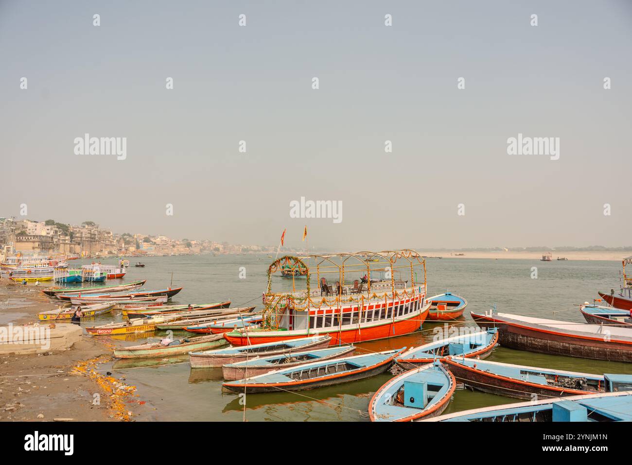 Varanasi auch Benares, Banaras, Kashi ist eine Stadt am Ganges Fluss in Nordindien, die einen zentralen Platz in den Traditionen der Pilgerfahrt, des Todes hat Stockfoto