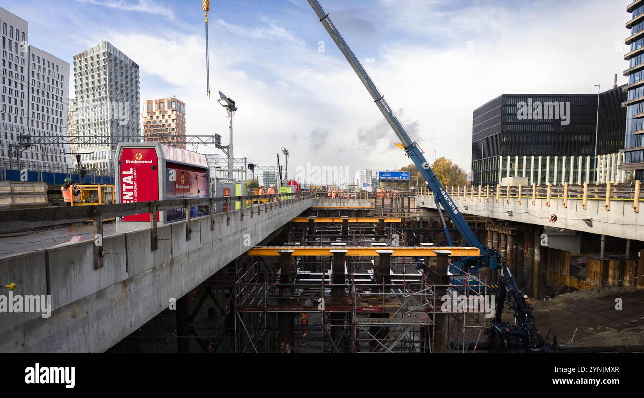 AMSTERDAM - der Dachabschnitt während des Rutschens an die Stelle des letzten Teils der neuen Britten Passage, des zweiten Personentunnels, am Bahnhof Amsterdam Zuid. Die eineinhalb Millionen Kilogramm schwere Komponente wurde 20 Meter über vier Rutschen bewegt. Der andere Fahrgasttunnel am Bahnhof ist die Minerva Passage. ANP FREEK VAN DEN BERGH niederlande aus - belgien aus Stockfoto