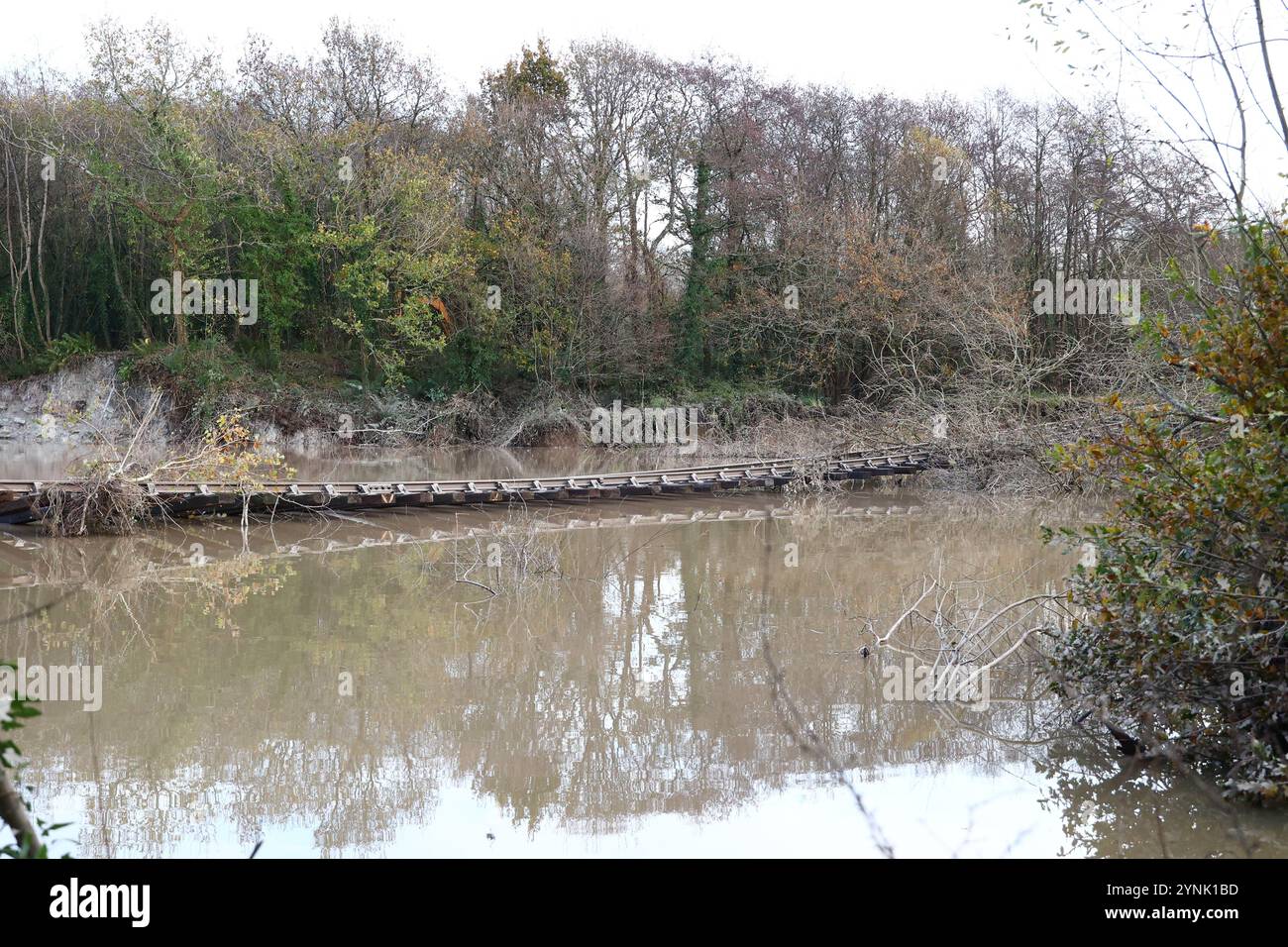 Stover Canal, Newton Abbot, Devon, Großbritannien. November 2024. Wetter in Großbritannien: Sturm Bert folgt der Bahnstrecke, die nach starkem Schnee und Überschwemmungen am Stover Canal, Newton Abbot, Devon, weggespült wird. Der Radweg, der Fußweg und die Bahnstrecke sind bis auf weiteres gesperrt. Credit: Nidpor/Alamy Live News Stockfoto