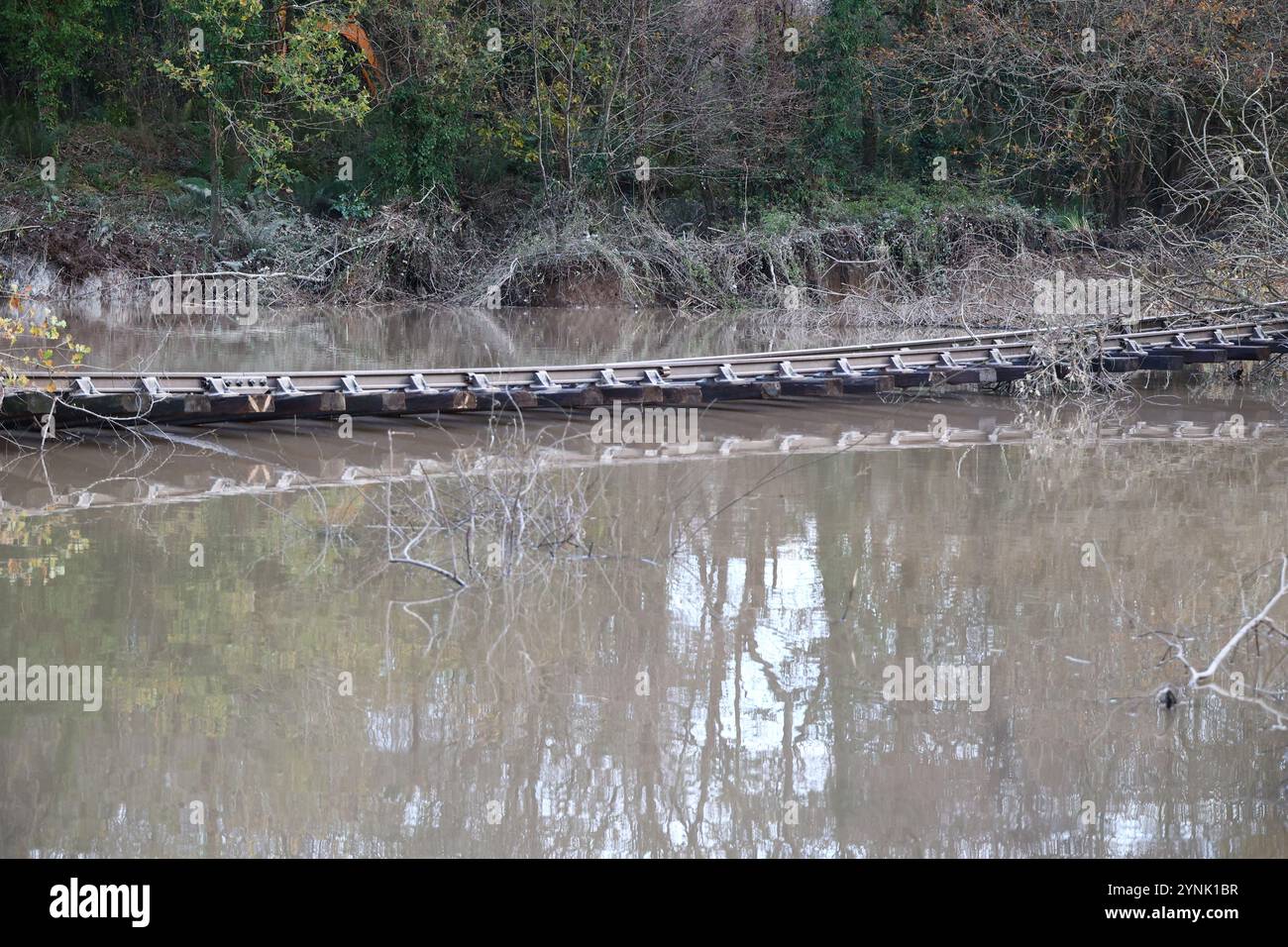 Stover Canal, Newton Abbot, Devon, Großbritannien. November 2024. Wetter in Großbritannien: Sturm Bert folgt der Bahnstrecke, die nach starkem Schnee und Überschwemmungen am Stover Canal, Newton Abbot, Devon, weggespült wird. Der Radweg, der Fußweg und die Bahnstrecke sind bis auf weiteres gesperrt. Credit: Nidpor/Alamy Live News Stockfoto