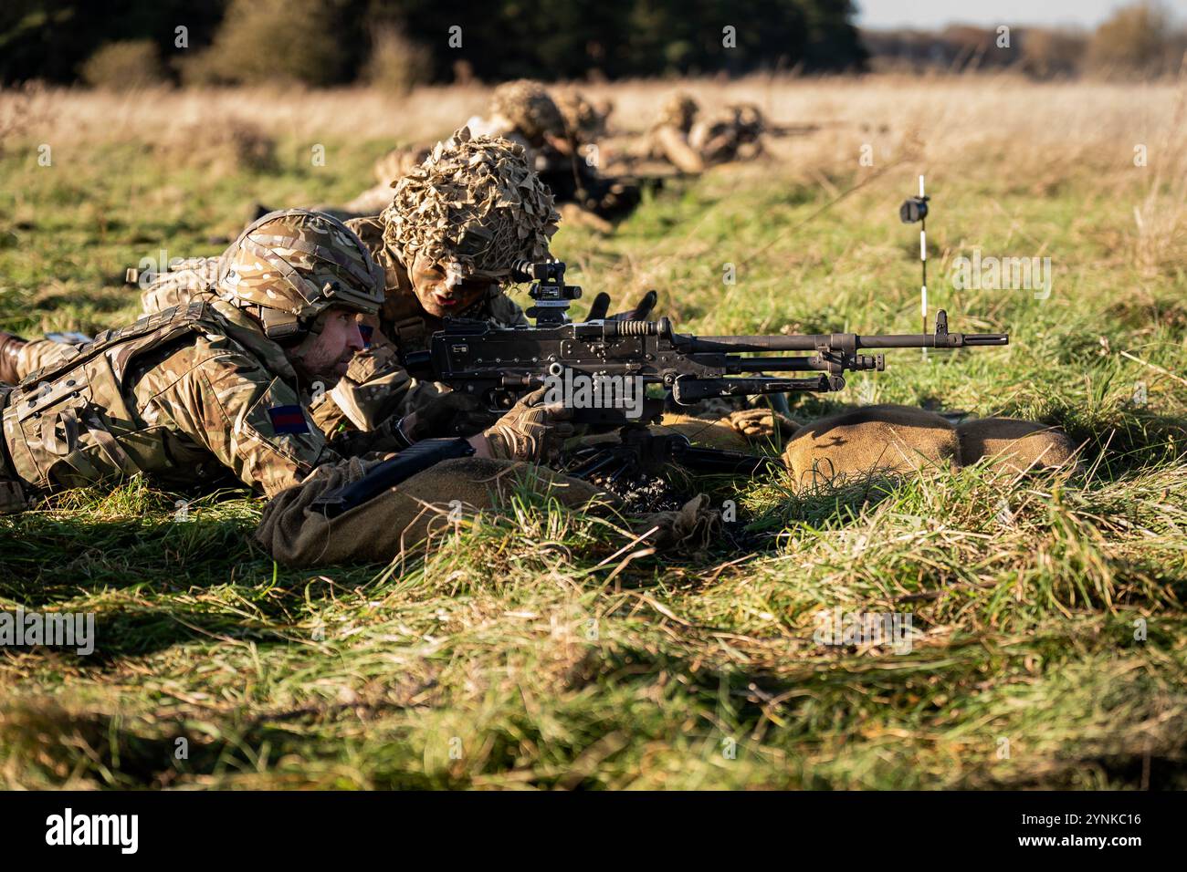 Der Prince of Wales, Colonel der Walisischen Garde, (links) mit einem General-Purpose Machine Guards (GPMG), während eines Besuchs beim 1st Battalion Walisish Guards in Salisbury Plain, Wiltshire, um zu erfahren, wie sie vom zeremoniellen Dienst zurück zur Field Army übergegangen sind. Bilddatum: Dienstag, 26. November 2024. Stockfoto