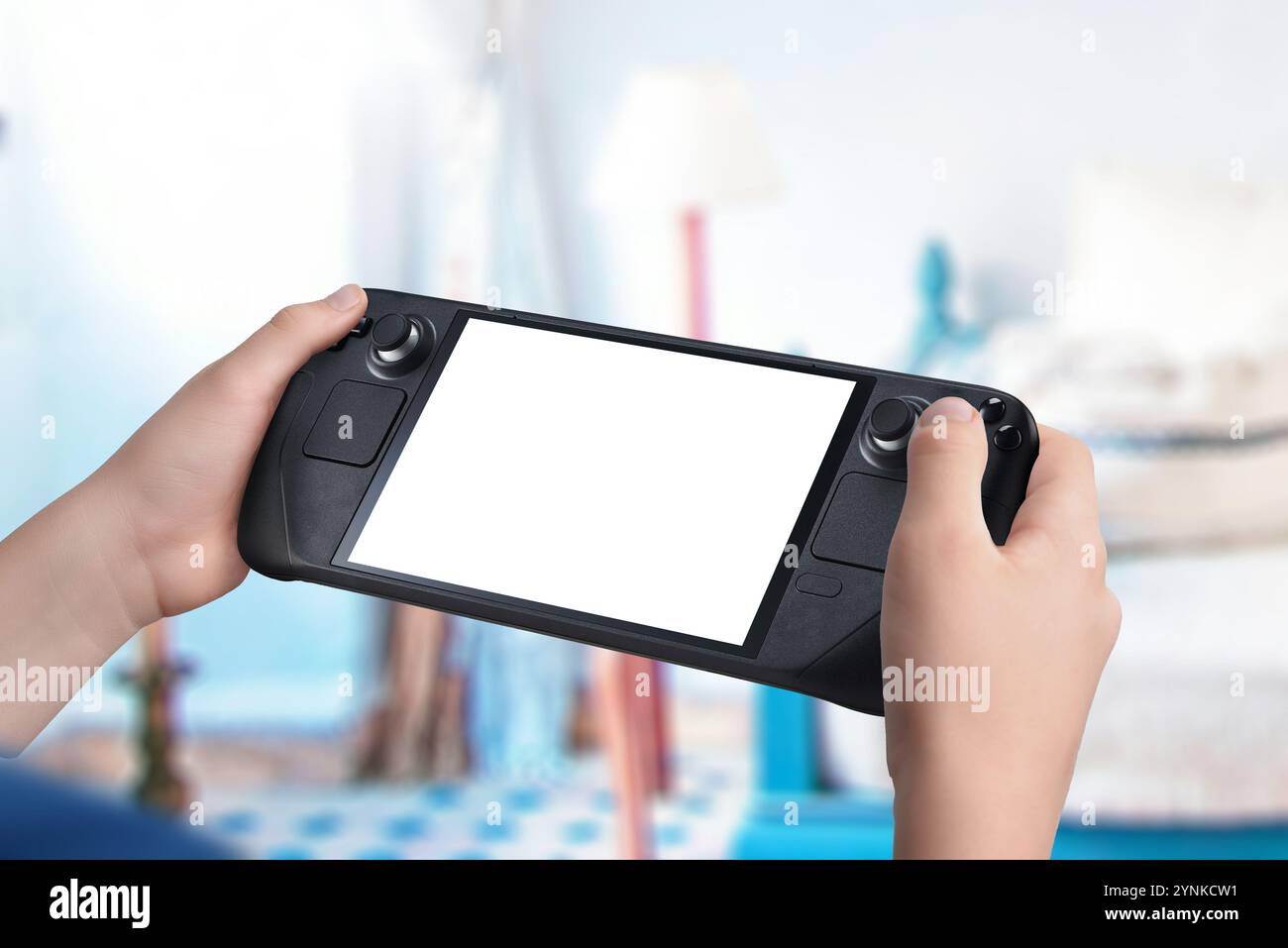 Kind, das eine tragbare Spielkonsole mit isoliertem Bildschirm hält, in einem gemütlichen Wohnzimmerhintergrund sitzt und Unterhaltung, Technologie und Inneres hervorhebt Stockfoto