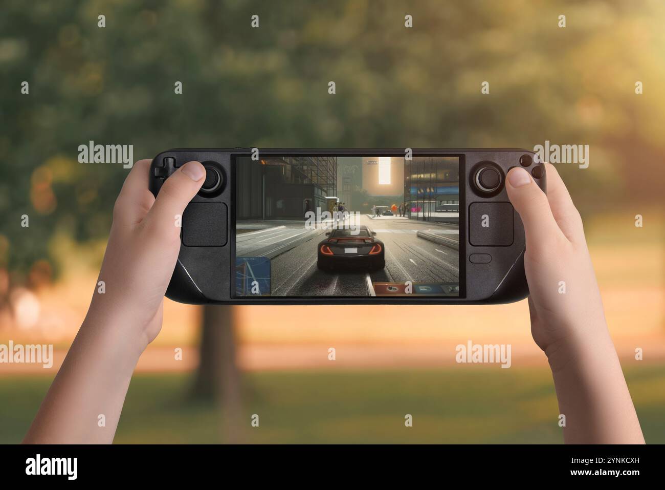 Hände halten eine Handheld-Spielkonsole, spielen ein Fahrspiel, Outdoor Park Hintergrund, zeigen interaktive Unterhaltung und tragbare Gaming-Expe Stockfoto