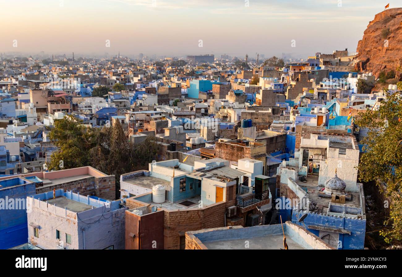 Der Blick auf die überfüllte blaue Stadt vom Gipfel des Berges am Morgen wird jodhpur rajasthan indien aufgenommen. Stockfoto
