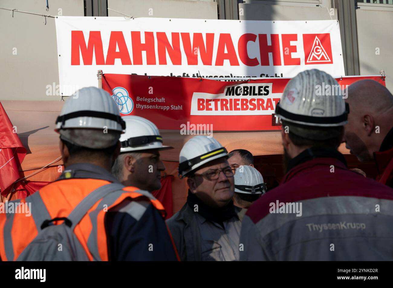 Essen, Deutschland. November 2024. Stahlarbeiter-Mahnwache vor dem ...