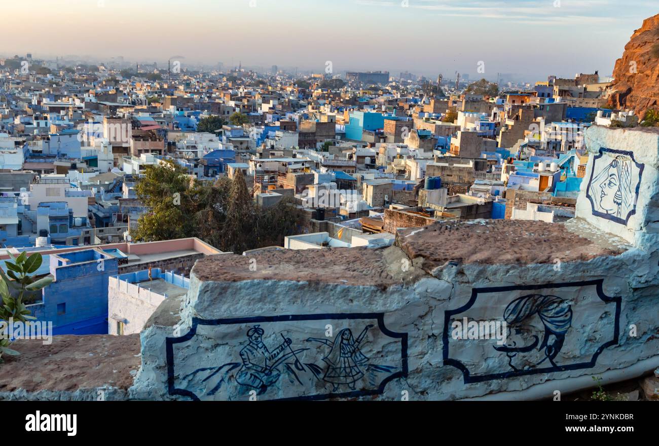 Der Blick auf die überfüllte blaue Stadt vom Gipfel des Berges am Morgen wird jodhpur rajasthan indien aufgenommen. Stockfoto