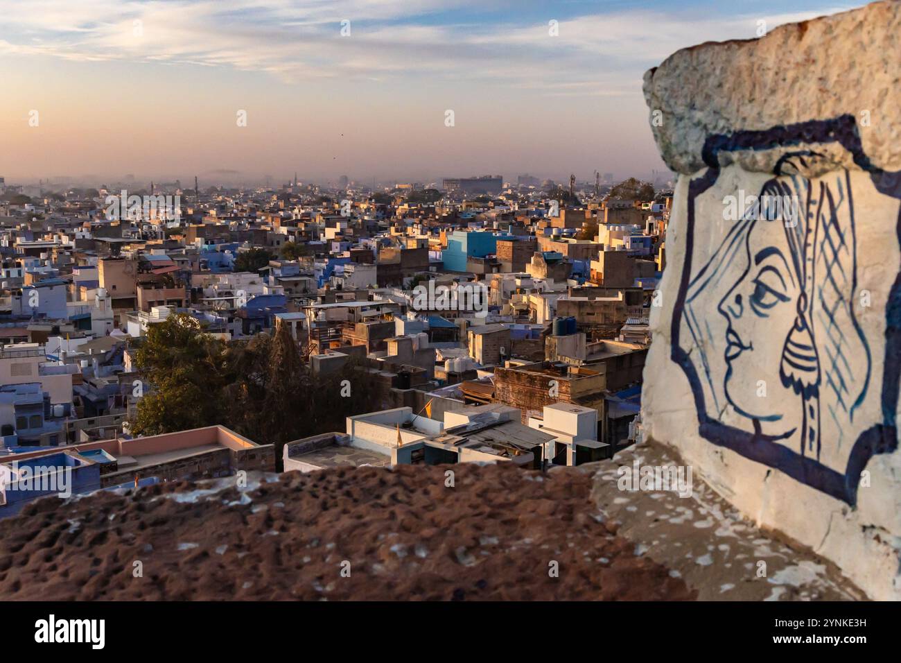 Der Blick auf die überfüllte blaue Stadt vom Gipfel des Berges am Morgen wird jodhpur rajasthan indien aufgenommen. Stockfoto