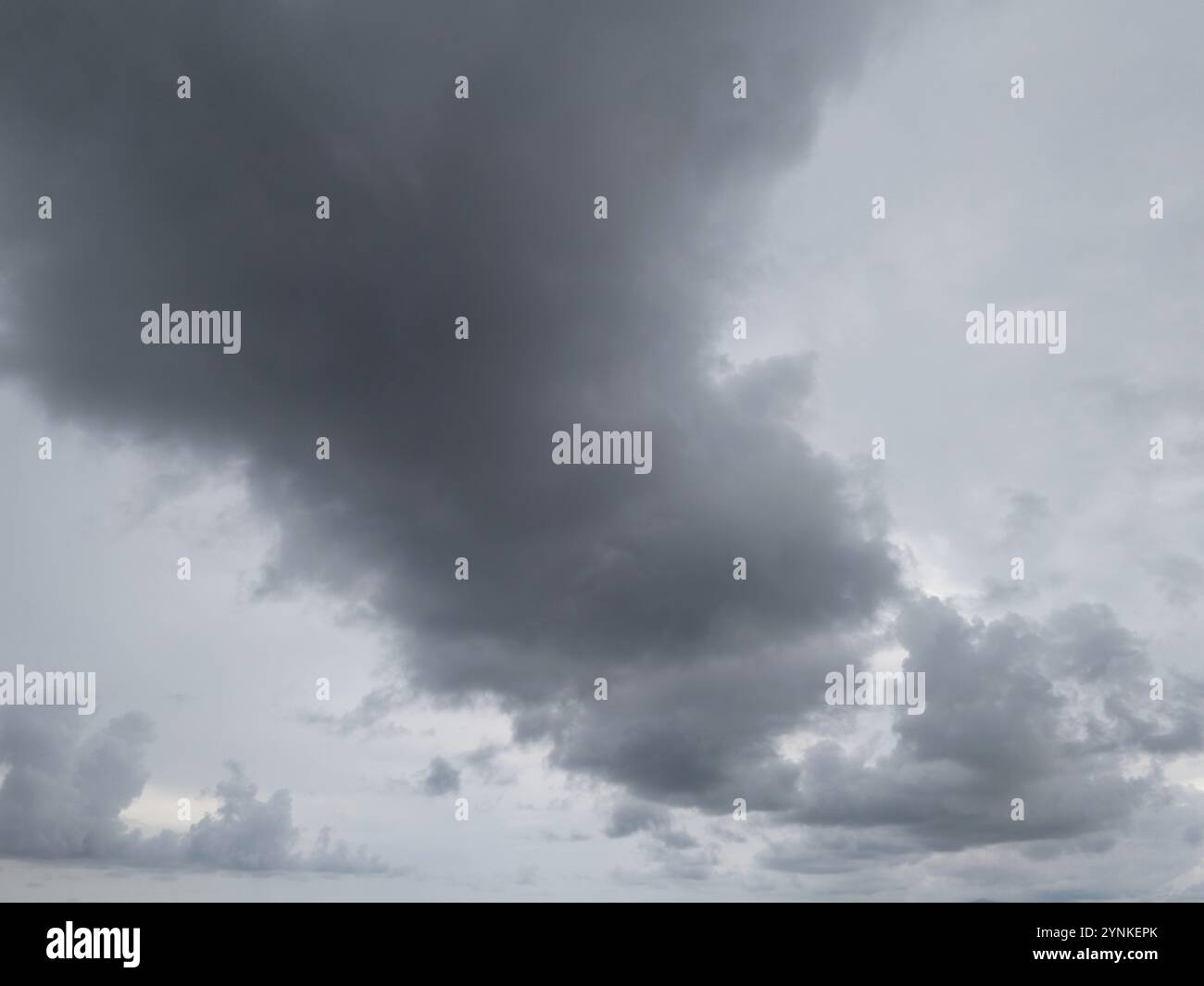 Dramatische graue Farbwolke im grauen Himmelhintergrund Stockfoto