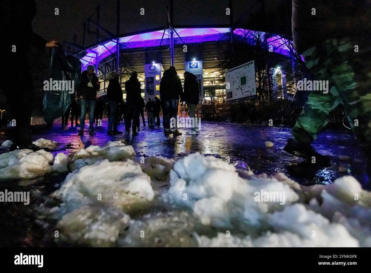 firo: 23.11.2024, Fußball, 2. liga, 2.Bundesliga, Saison 2024/2025, HSV Hamburg Hamburg - Schalke 04 Volksparkstadion im Hamburger Stadion, Außenansicht, Übersicht, Schnee, Stockfoto