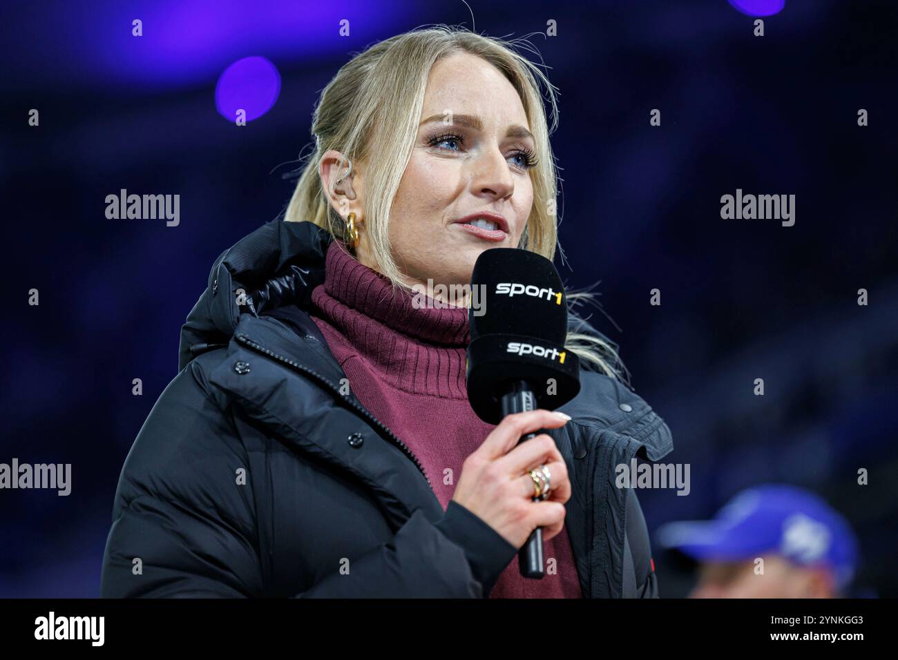 firo: 23.11.2024, Fußball, 2. liga, 2.Bundesliga, Saison 2024/2025, HSV Hamburg Hamburg - Schalke 04 Sport1 Moderatorin Katharina Kleinfeldt, Porträt, Interview, Mikrofon, Stockfoto