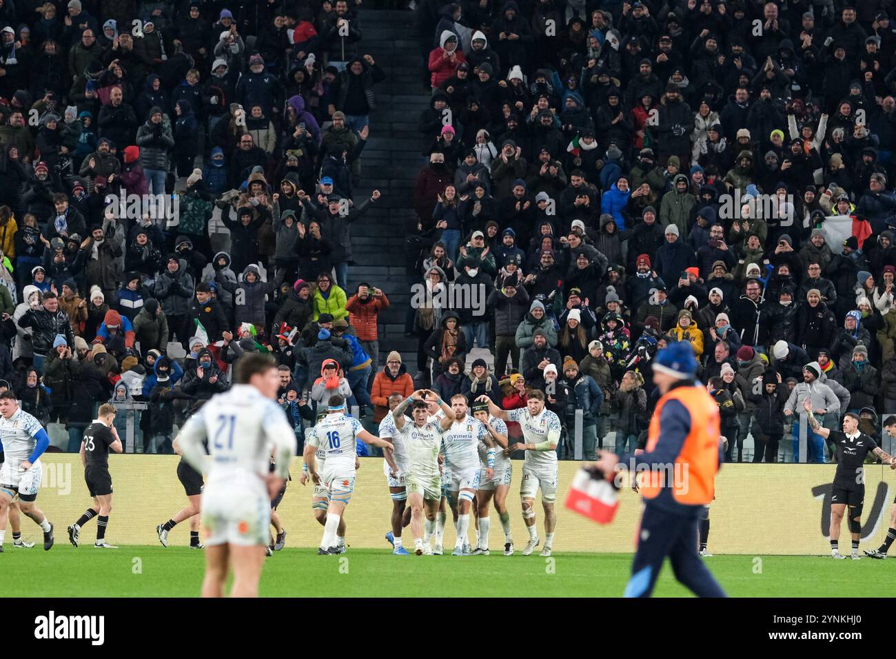 Turin, Italien. November 2024. Die italienische Nationalmannschaft feiert einen Versuch während des Autumn Nations Series Test Matches im Allianz Stadium. Neuseeland gewinnt gegen Italien mit 11:29. (Foto: Davide Di Lalla/SOPA Images/SIPA USA) Credit: SIPA USA/Alamy Live News Stockfoto