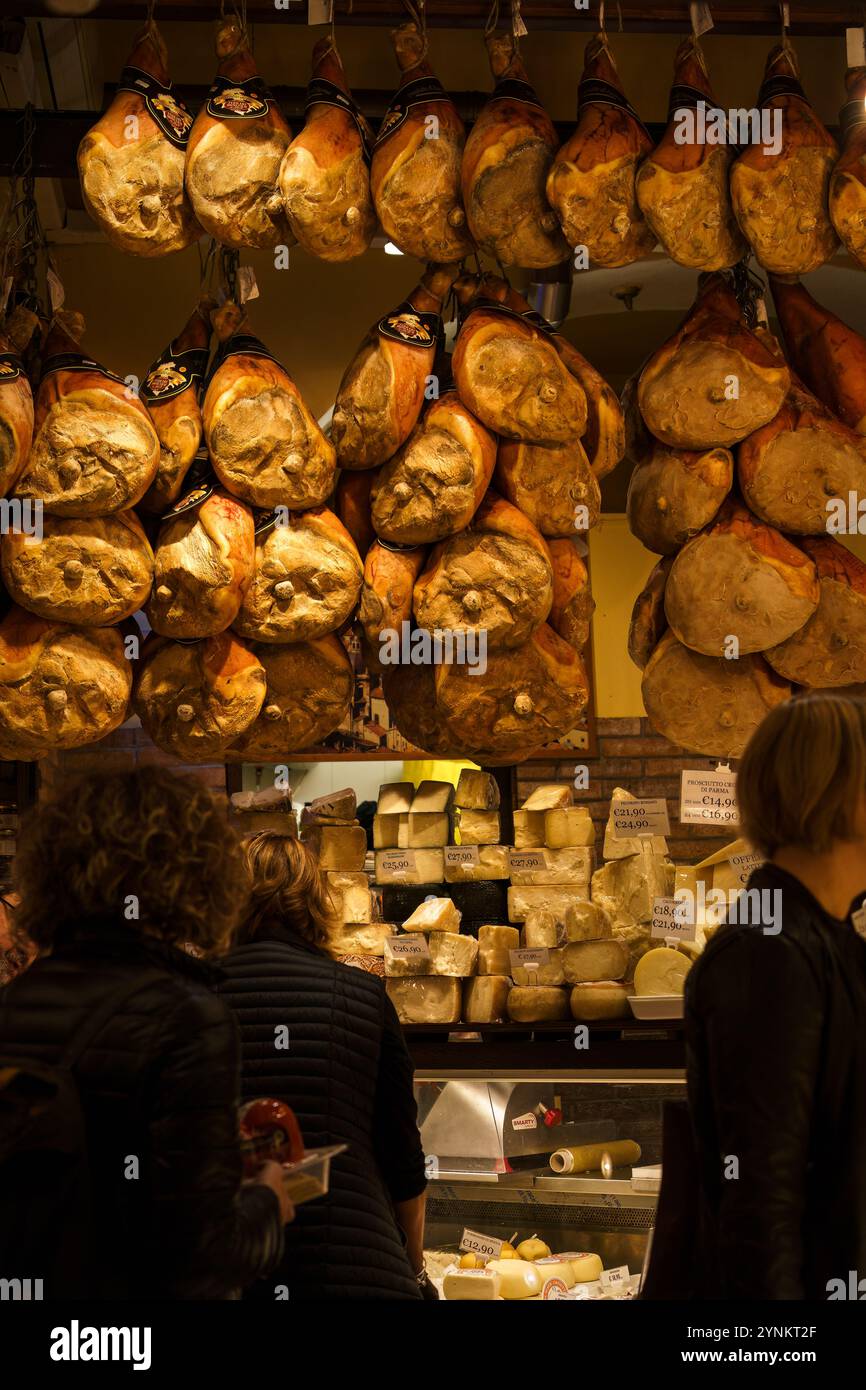 Bologna, Italien. 6. Oktober 2024 – Prosciutto di Parma und verschiedene Käsesorten auf einem Markt Stockfoto