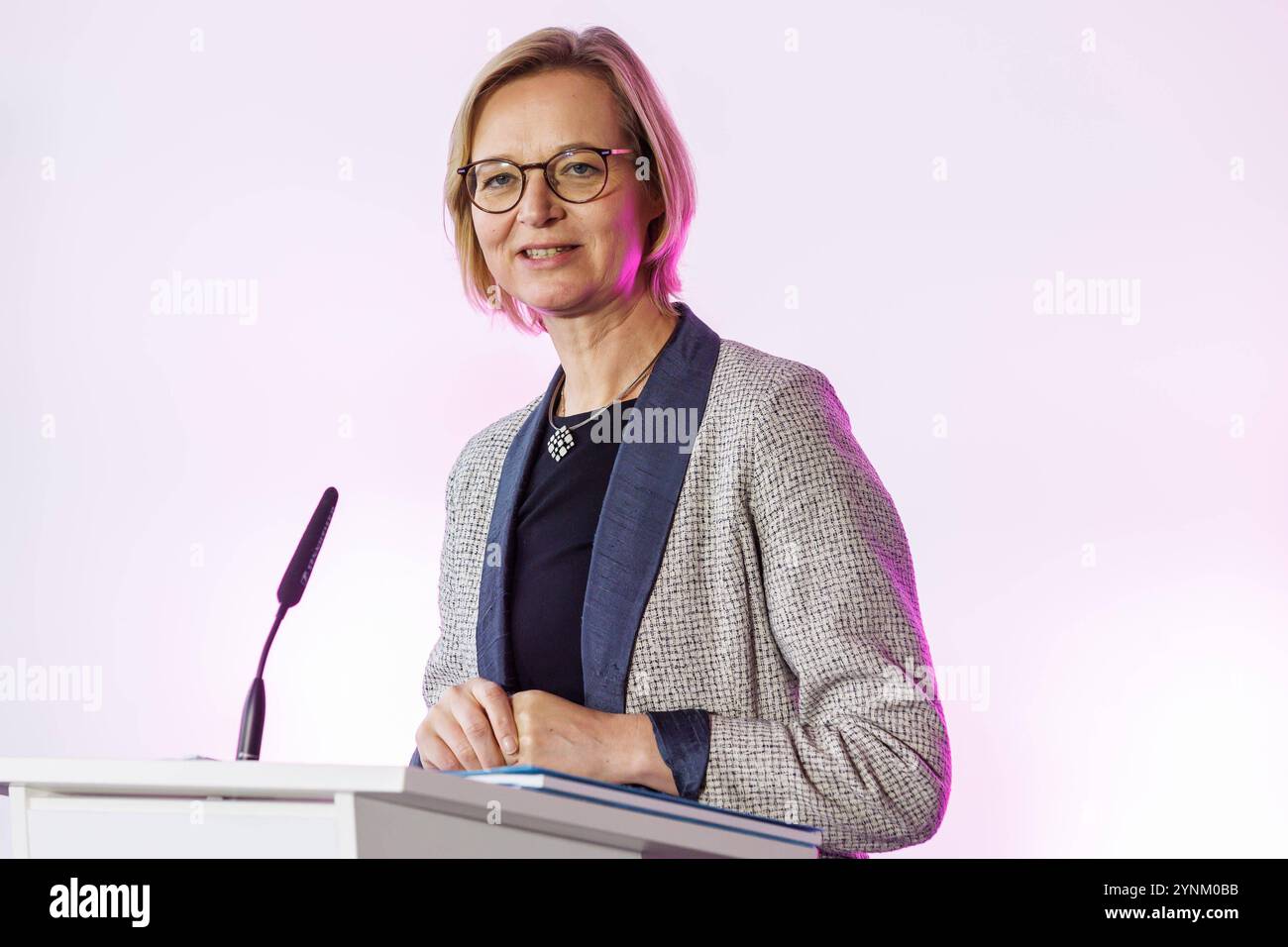 Katja Wolf Fraktionsvorsitzende BSW, 22.11.2024, Erfurt Deutschland, Politik, Vorstellung Regierungsvertrag Koalitionsvertrag Thüringen zwischen CDU, BSW und SPD *** Katja Wolf Vorsitzende der BSW-Fraktion , 22 11 2024, Erfurt Deutschland , Politik, Vorstellung des Koalitionsvertrages zwischen CDU, BSW und SPD in Thüringen xprx Stockfoto